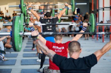 Zindelik ve dayanıklılığı kanıtlamak için birçok erkek arasında bir güç sporu müsabakası.