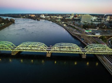 Gündoğumunda nehir üzerinde asma köprü ve New Jersey 'de Trenton şehir manzarasının insansız hava aracı çekimi.