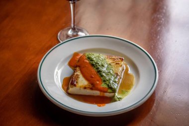 Yumurtalı ve farklı soslu kızarmış ekmeğin yakın plan çekimi.