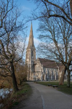 St. Alban Kilisesi 'nin dikey görüntüsü.