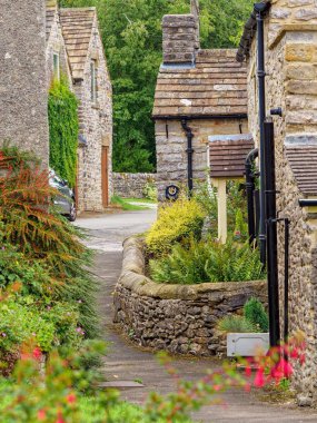 İngiltere 'nin Peak District Derbyshire bölgesindeki köy taş evlerinin dikey çekimi