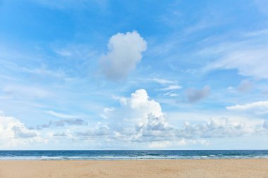 Mavi gökyüzündeki güzel pofuduk bulut manzarası manzaralı bir sahilde yakalanır.
