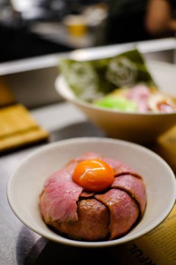 Bir restoranda Wagyu bifteğinin dikey yakın çekimi.