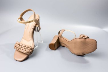 beyaz zemin üzerinde ayakkabı.