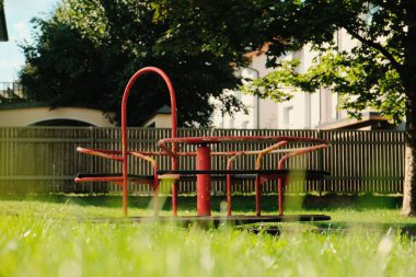 Çocuk parkında bir atlıkarınca