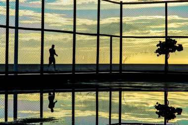 Öğleden sonra Salvador, Bahia 'daki Rio Vermelho mahallesinde insanlar eğleniyor ve egzersiz yapıyorlar..
