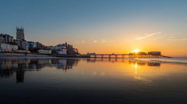 Gün batımında sahilde güzel bir manzara.