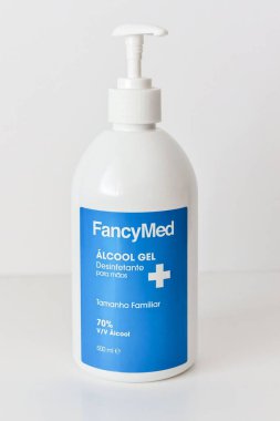 Bir FancyMed el dezenfektanı alkol jeli şişesi.