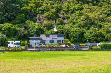 Güneşli bir sabahta nehir ağzının yanındaki sahil güvenlik binası.