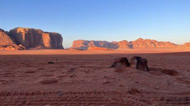 Ürdün 'de lastik izleri olan Wadi Rum çölünün manzarası.