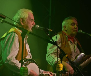 İngiliz Scrumpy ve Batılı grup The Wurzels Komedia, Bath 'da sahne aldılar. Birleşik Krallık. 8 Aralık,