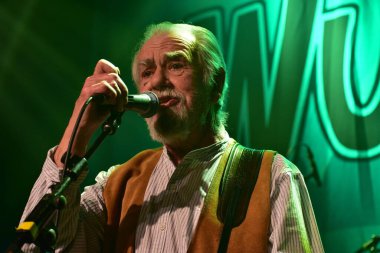 İngiliz Scrumpy ve Batılı grup The Wurzels Komedia, Bath 'da sahne aldılar. Birleşik Krallık. 8 Aralık,
