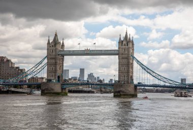 Güneşli bir günde Londra 'da güzel bir Tower Bridge ve Thames nehri manzarası.