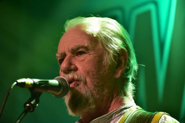 İngiliz Scrumpy ve Batılı grup The Wurzels Komedia, Bath 'da sahne aldılar. Birleşik Krallık. 8 Aralık,