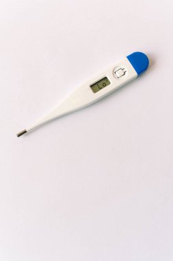 Termometre beyazda izole edildi. Ateş tanısı ve sağlık hizmeti kavramı