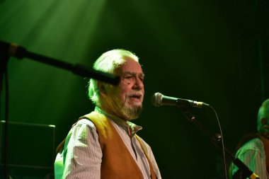 İngiliz Scrumpy ve Batılı grup The Wurzels Komedia, Bath 'da sahne aldılar. Birleşik Krallık. 8 Aralık,