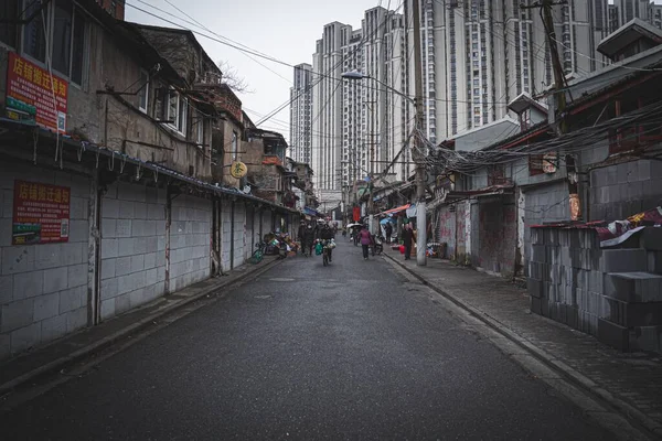 Místní Život Ulici Huang District Šanghaji Čína Mrakodrapy Pozadí — Stock fotografie