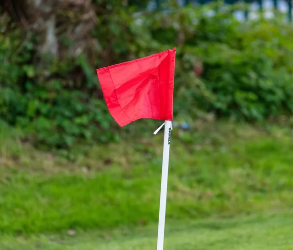 Eine Rote Fahne Einer Fußballecke Auf Einem Fußballplatz — Stockfoto