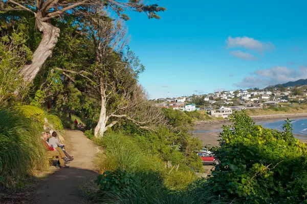 Tre Persone Sedute Lungo Sentiero Sopra Titahi Bay Nella Città — Foto Stock