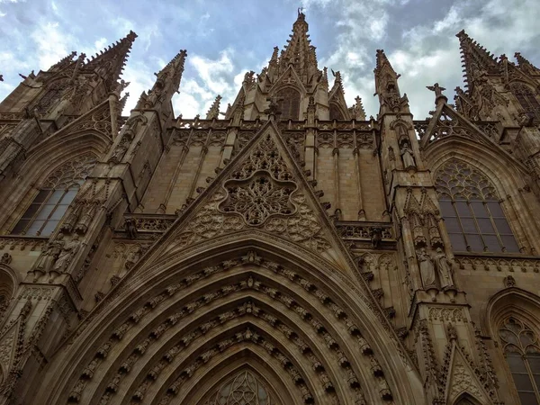 Tiro Ângulo Baixo Catedral Santa Cruz Santa Eulália Barcelona Espanha — Fotografia de Stock