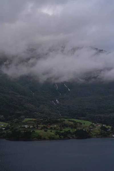 Eine Vertikale Aufnahme Bewaldeter Berge Den Wolken Seeufer — Stockfoto