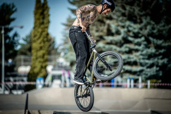 Jovem Pulando Uma Bicicleta Durante Evento Corrida Bmx Parque Skate — Fotografia de Stock