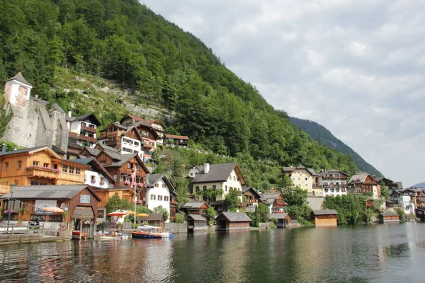 Una Vista Panorámica Hallstatt Austria Rodeado Por Lago Vegetación Verde — Foto de Stock