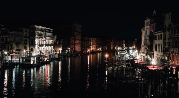 Uma Bela Vista Edifícios Canal Com Barcos Veneza Itália Noite — Fotografia de Stock