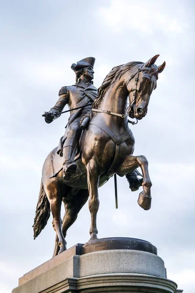Вертикальный Снимок Статуи Джорджа Вашингтона — стоковое фото