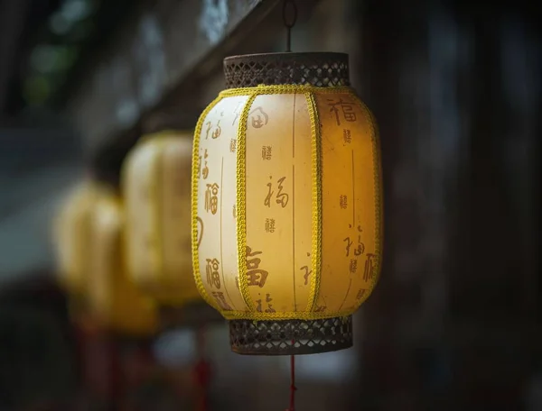 背景模糊的中国灯笼的特写 — 图库照片