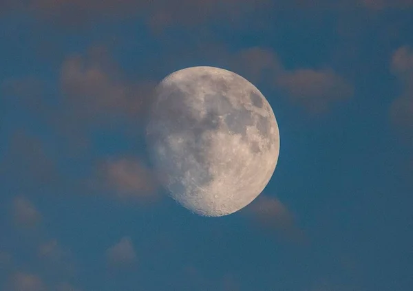 在蔚蓝的天空中带着云彩的月亮迷人的景象 — 图库照片