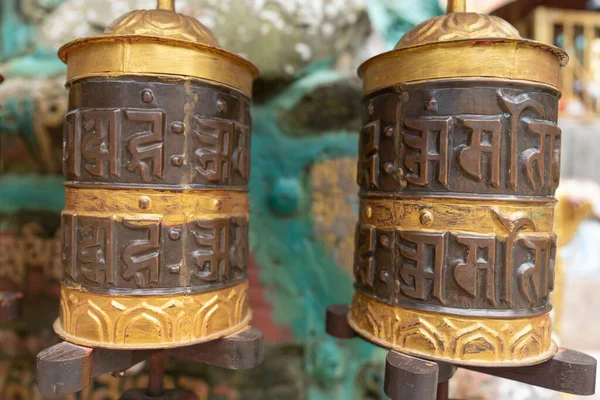 Yakın Plan Budist Dua Davulları Hint Yazıtlarıyla Dolu — Stok fotoğraf