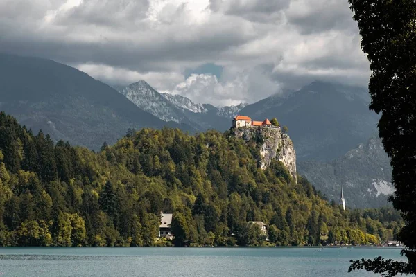 Μια Άποψη Της Ιστορικής Bled Κάστρο Λαμβάνονται Από Όλη Λίμνη — Φωτογραφία Αρχείου