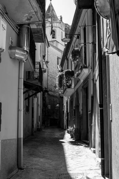 Escala Grises Una Calle Estrecha Con Edificios Tradicionales Italianos Soleado — Foto de Stock