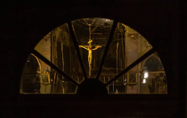 Kilisede Asılı Duran Cam Bir Pencerenin Arkasından Yakalanan Nın Bir — Stok fotoğraf