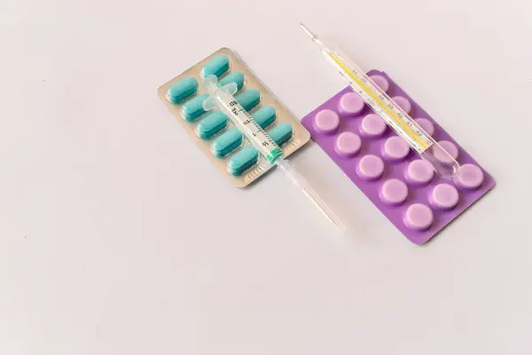 Varios Equipos Médicos Termómetro Ampollas Pipeta Medicamentos Tabletas Cápsulas Aerosol — Foto de Stock