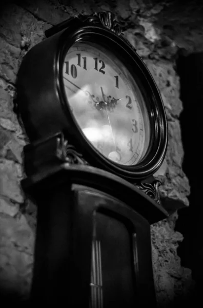 Старые Часы Висят Стене — стоковое фото
