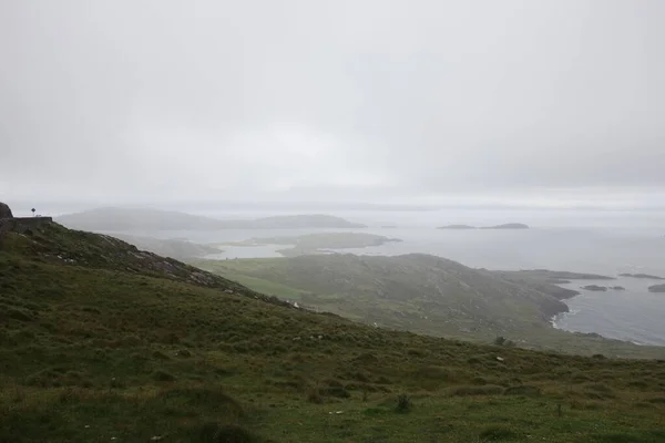 Eine Landschaft Blick Auf Hügel Einer Meeresbucht Mit Nebligem Himmel — Stockfoto