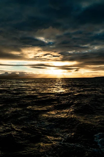 Захватывающий Вид Солнце Сияющее Над Восковым Темным Морем Приливом Солнечного — стоковое фото