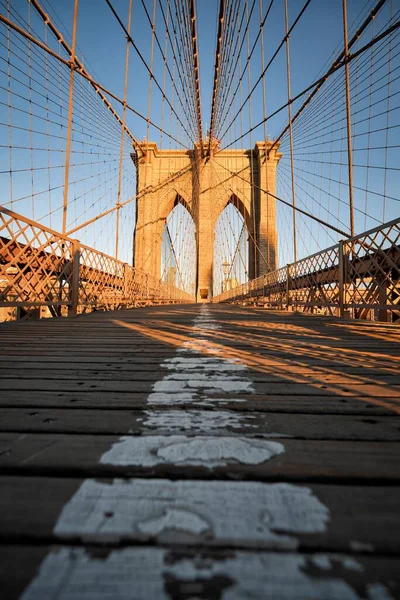 朝早くにブルックリン橋の垂直撮影ニューヨークで太陽の光がある — ストック写真
