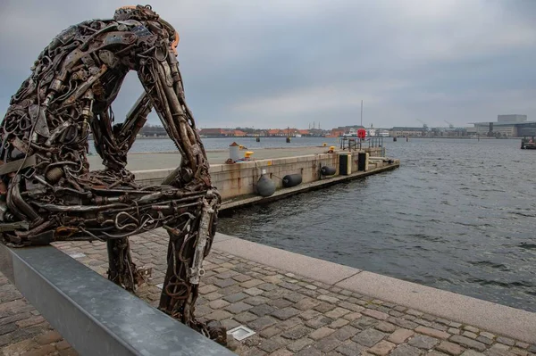 デンマーク コペンハーゲンのジンクグローバル彫刻 — ストック写真
