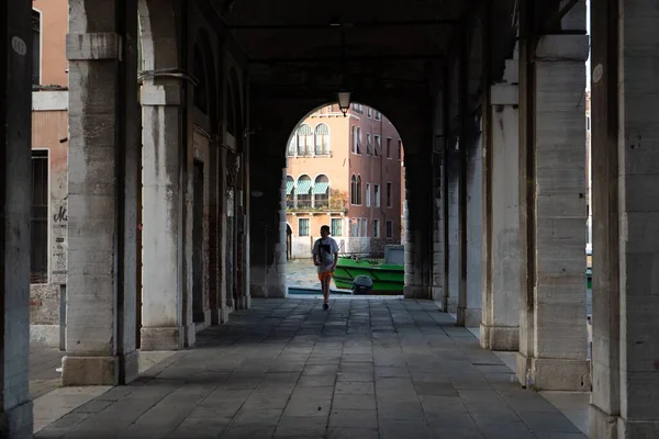 Homem Caminhando Sob Arco Com Cobcrete Culomns Dos Canais Veneza — Fotografia de Stock