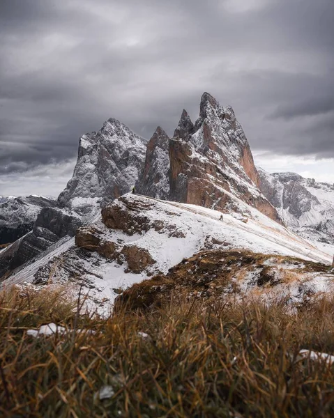 Pionowe Ujęcie Postrzępionego Szczytu Góry Seceda Alpach Dolomitowych Pochmurny Zimowy — Zdjęcie stockowe