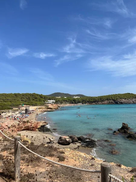 Tiro Vertical Uma Praia Selvagem Dia Ensolarado Canar Ibiza — Fotografia de Stock