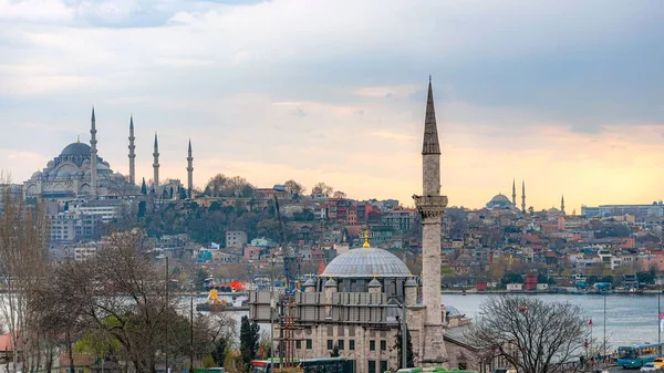 トルコ イスタンブールの夕暮れ時の歴史的なイエニ モスクの美しいショット — ストック写真
