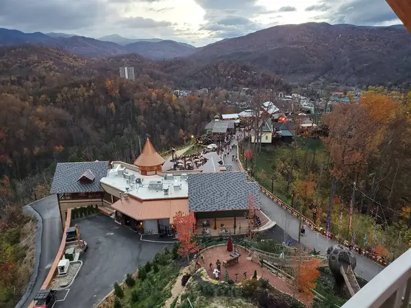 stock image A bird's eye view of a resort building surrounded by the autumn colored landscape