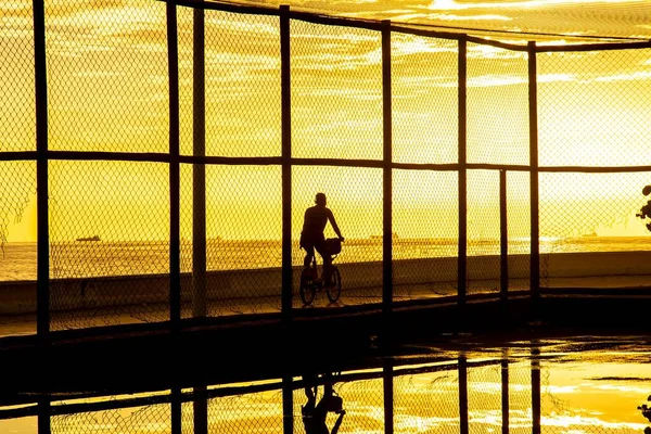 サルバドール バイーア ブラジル 2021年12月5日 日没に対するリオVermelhoビーチの端に運動するサイクリスト バヒア サルバドール市 — ストック写真