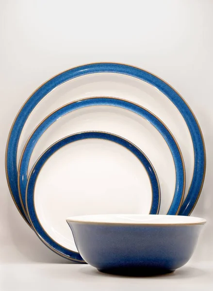 白と青の色のボウルと3つの食器プレート — ストック写真
