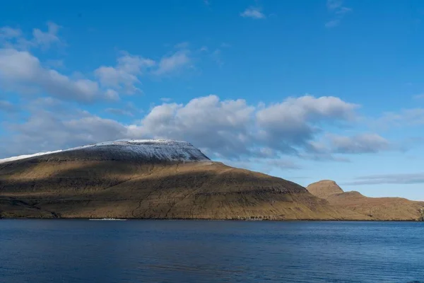 Прекрасний Знімок Озера Оточеного Горами Під Хмарами — стокове фото