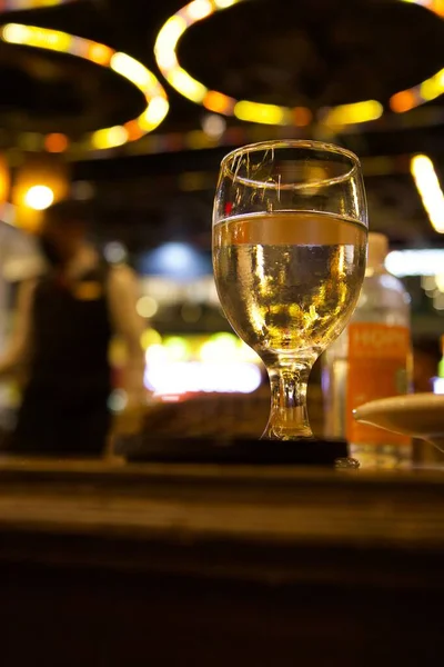 白葡萄酒酒吧里一杯白葡萄酒的精选 — 图库照片